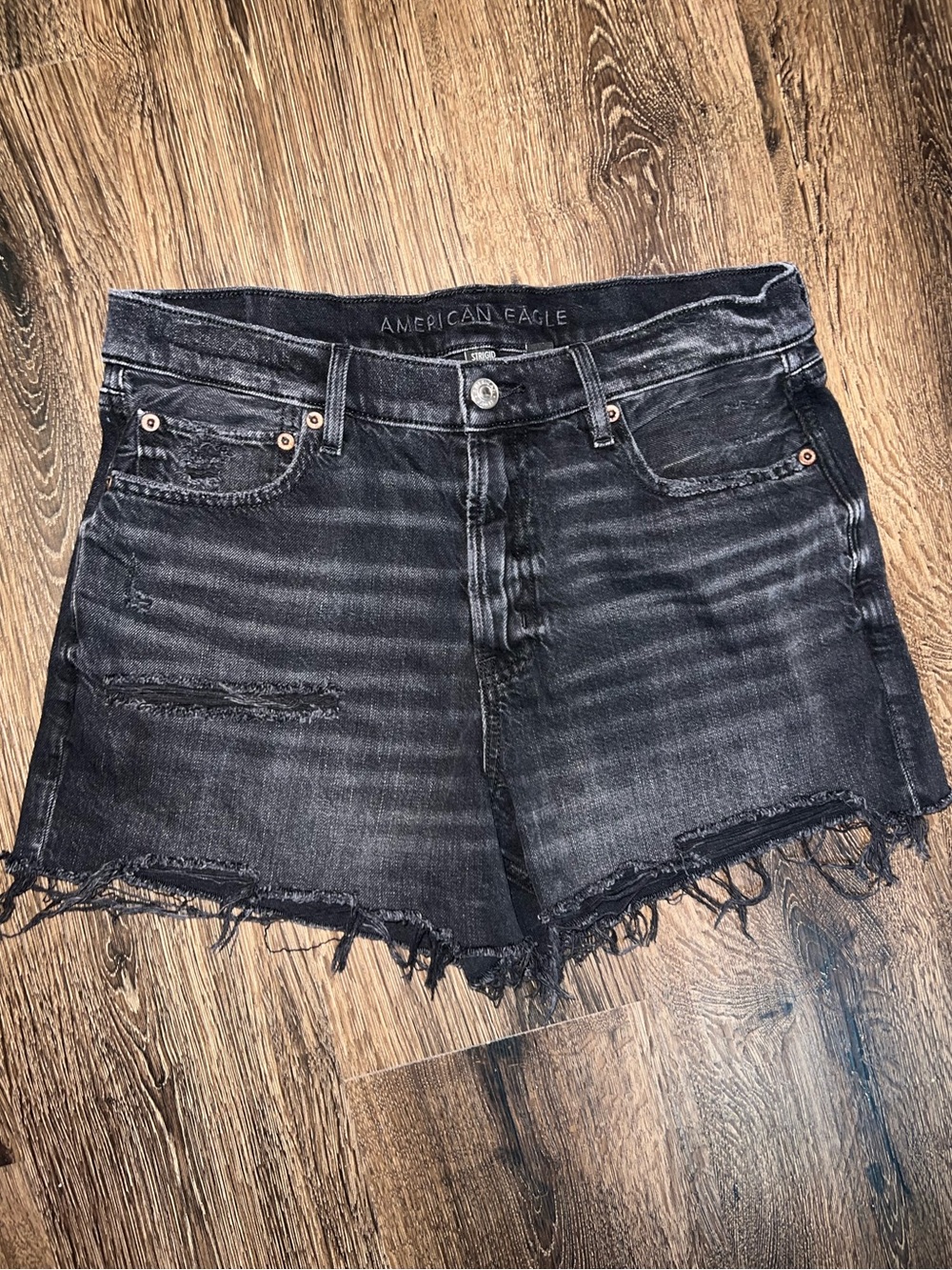 American Eagle Black Size 6 Super High-Rise Relaxed Short Strigid like new